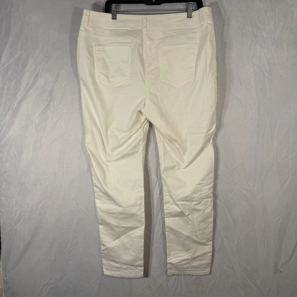 chicos stretch tapered jeans Size 25 Cream White Tapered Knee Hemmed Style Pants